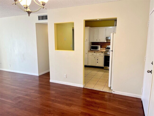 Building Photo - 700 SE 2nd Ave