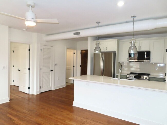 Building Photo - 2724 E Magnolia Ave