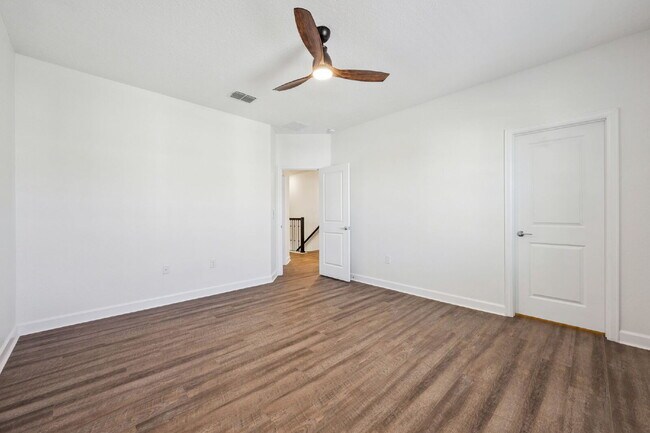 Building Photo - Spacious 3-Bedroom, 2.5 Baths Townhouse Retreat in Prime Orlando Location!