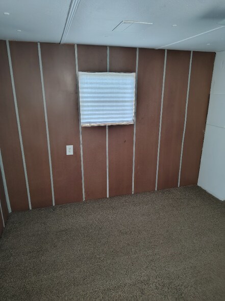 Building Photo - 210 SE Camelot Loop