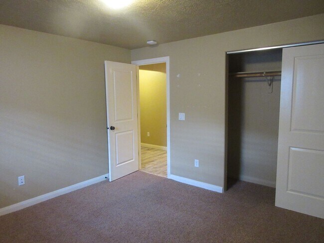 Building Photo - Move-In Bonus!!! 5 bedroom, 3 bath Single Family Home