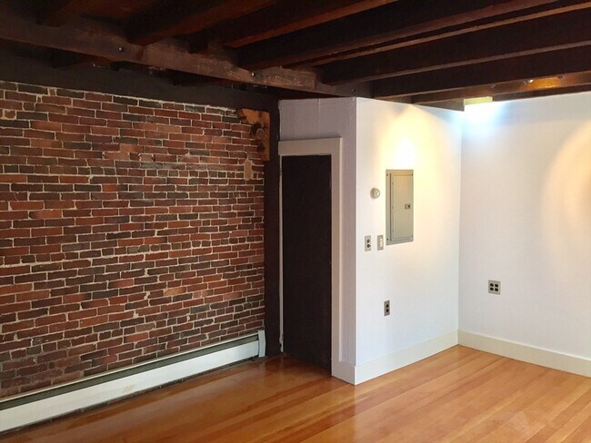 Building Photo - 20 Putnam St