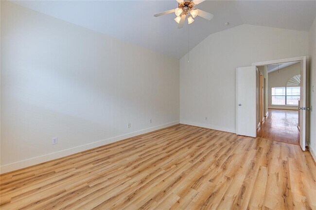 Building Photo - 8656 Meadowcroft Dr