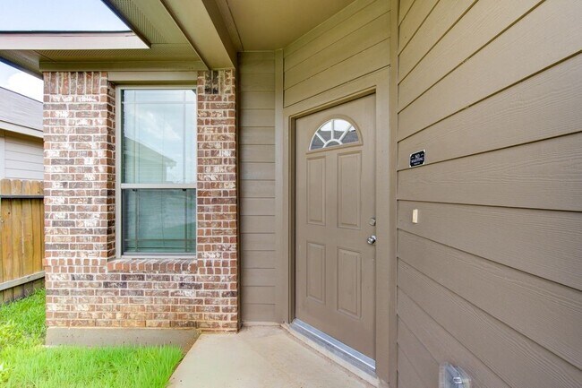 Building Photo - 14469 Sugar Pines Dr