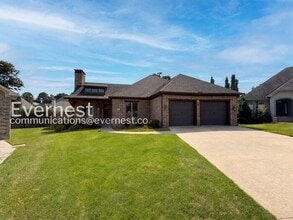Building Photo - 3 Bed/2 Bath Home with Fenced Yard & Garage / Pet-Friendly / Available Now!