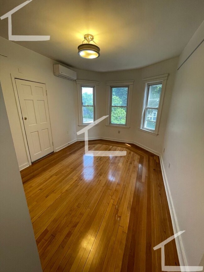 Building Photo - HOT CAMBRIDGE LISTING!!!!!