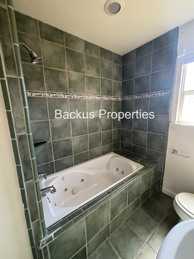 Building Photo - 209 La Mesa Dr