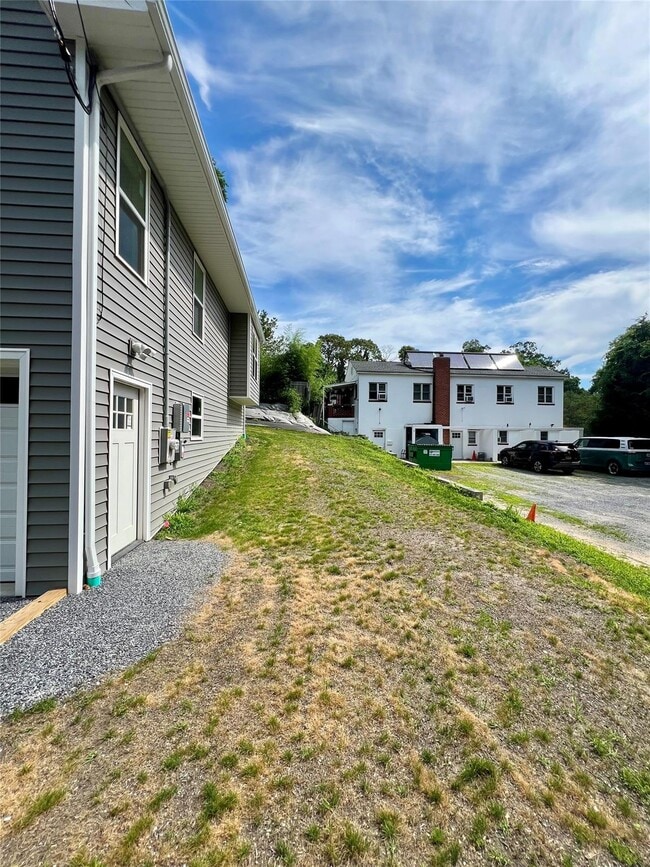 Building Photo - 56 Hill St E