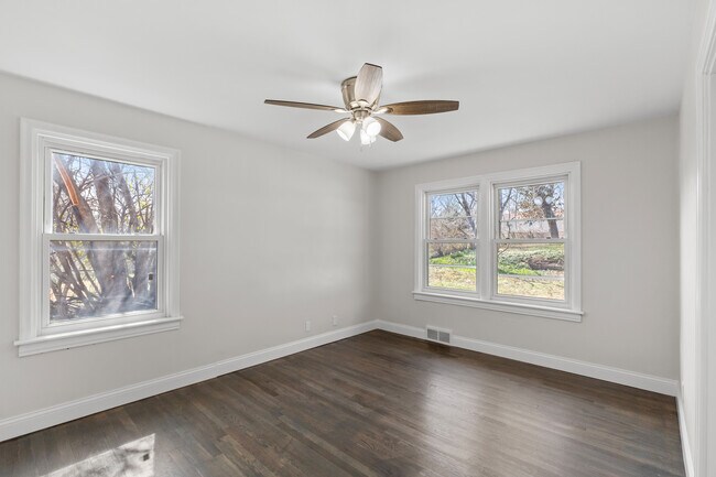 Building Photo - 223 N Dellwood Ave