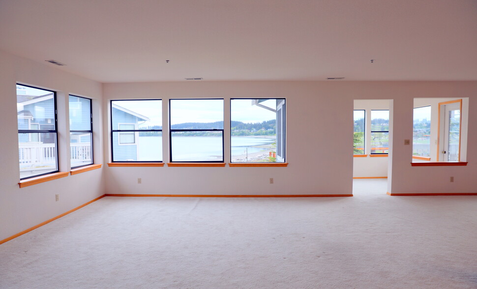 Large Living room - open plan layout - 651 SE Bayshore Dr