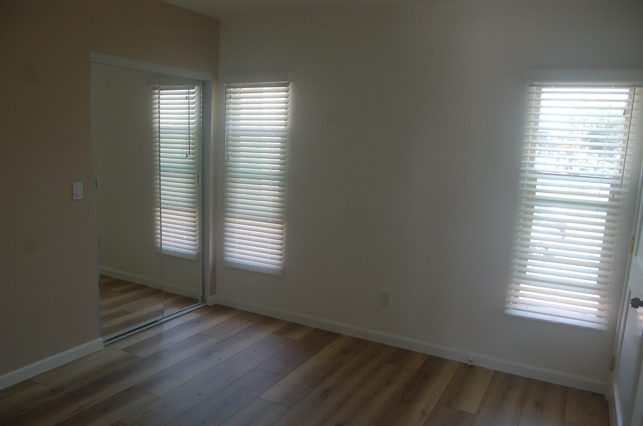 Bedroom with mirrored closed & natural light - 813 7th St