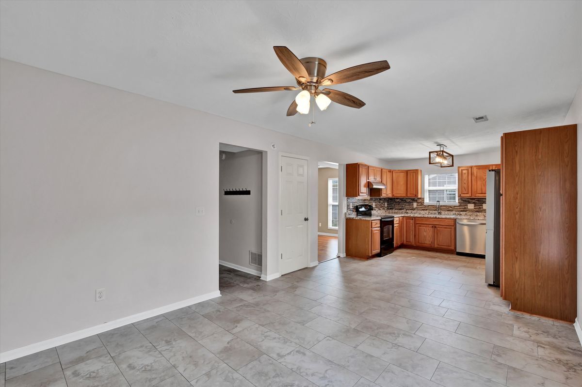 Building Photo - 204 Greenleaf Dr