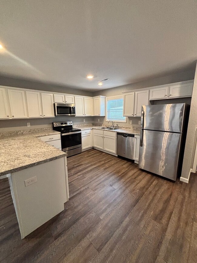 Building Photo - Sevierville 3bd/2.5bth available now!