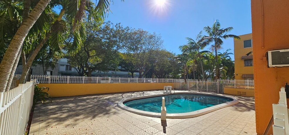 Building Photo - 1851 NE 168th St