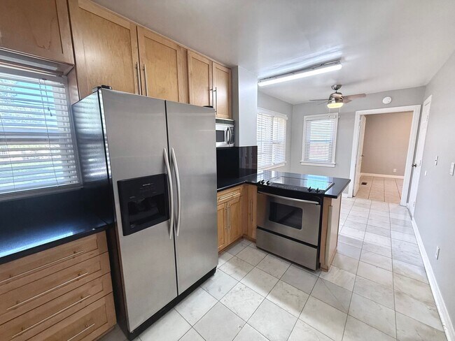 Building Photo - Large 5BD 3.5BA Home w/ Bonus ADU close to...