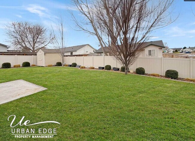 Building Photo - 3 Bed 2 Bath Home off Garrity