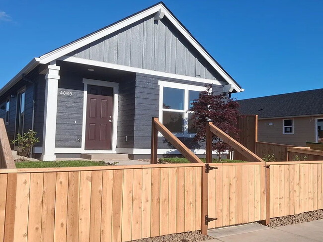 Building Photo - "Charming 3-Bed, 2-Bath Retreat in OR with Cozy 1058 Sq Ft of Comfort!"