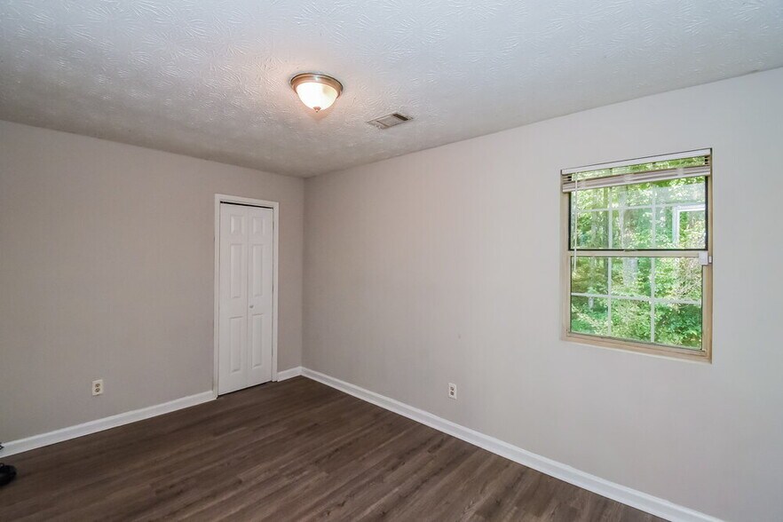 Building Photo - 3200 Carmel Dr