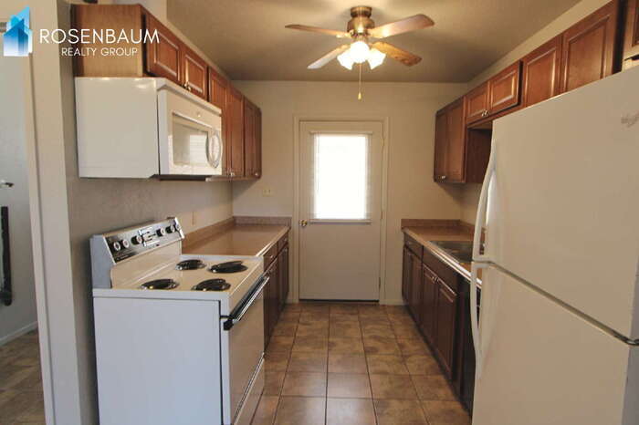 Building Photo - 1020 N Pueblo Dr