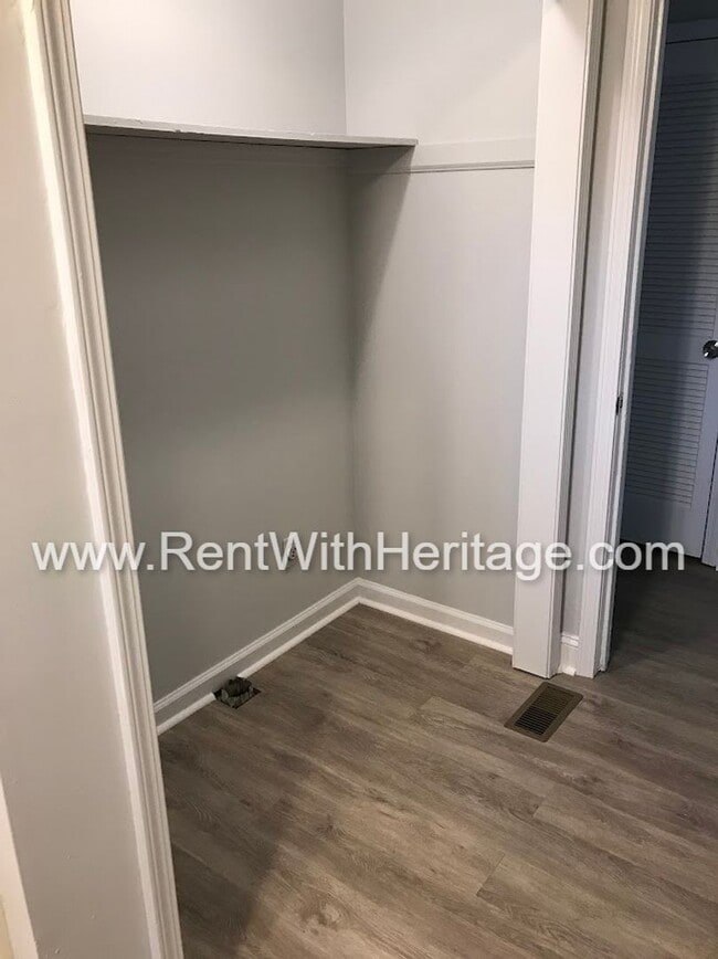 Building Photo - FANTASTIC 2 BEDROOM 1.5 BATH DUPLEX WITH ALL THE UPGRADES / GREAT LOCATION