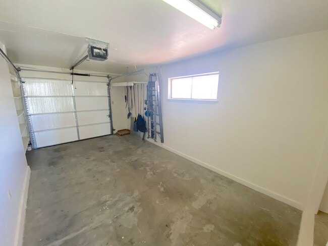 Building Photo - East El Paso 3 bed Refrig A/C!