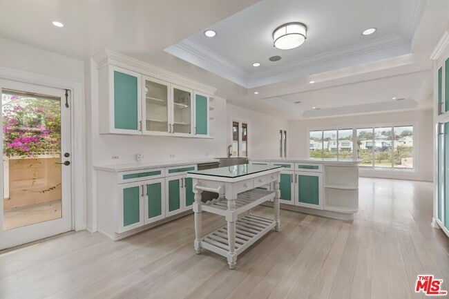 Building Photo - 401 Alma Real Dr