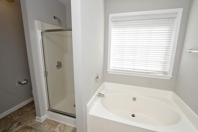 Building Photo - 3508 Hill Pond Dr NE