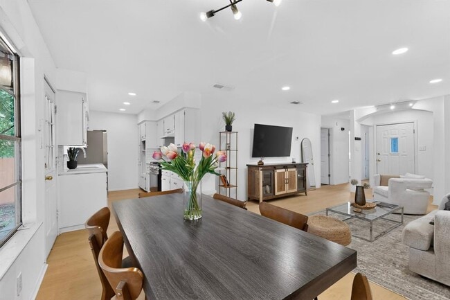 Building Photo - 9807 Dallum Dr
