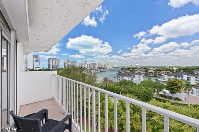 Building Photo - 250 Park Shore Dr