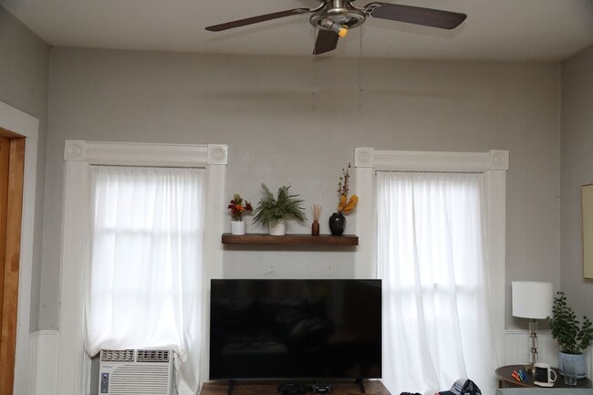 Building Photo - 3 Bedroom with Laundry and Off Street Park...