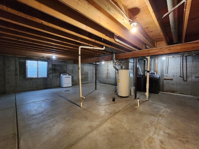 Building Photo - Beautiful 4 Bedroom Home on Cul Du Sac Wit...