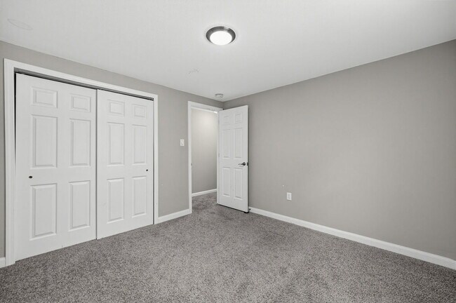 Building Photo - 4419 S Shore Dr