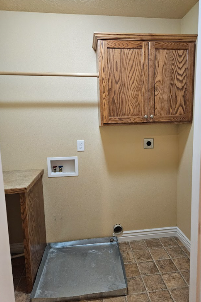Building Photo - Centrally located 3bed/2.5bath townhome w/...