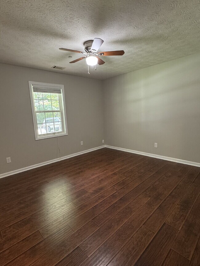 Building Photo - Spacious 3 Bed / 2 Bath Ranch in Establish...