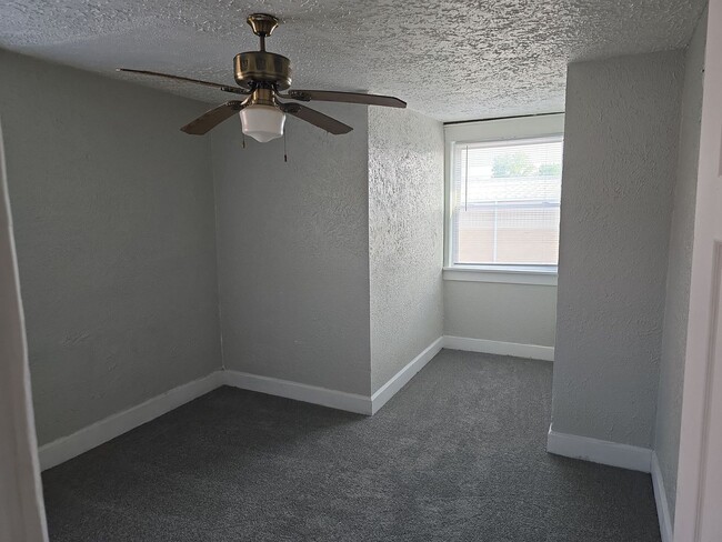 Building Photo - 3 bedroom, 1 bathroom apartment - Near Local Parks!