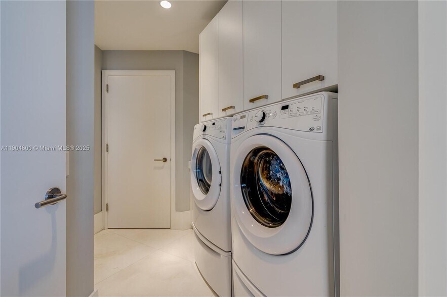 Building Photo - 18555 Collins Ave