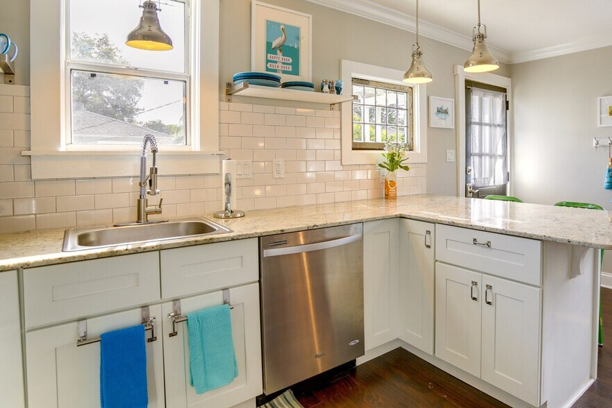 Building Photo - 202 10th Ave NE