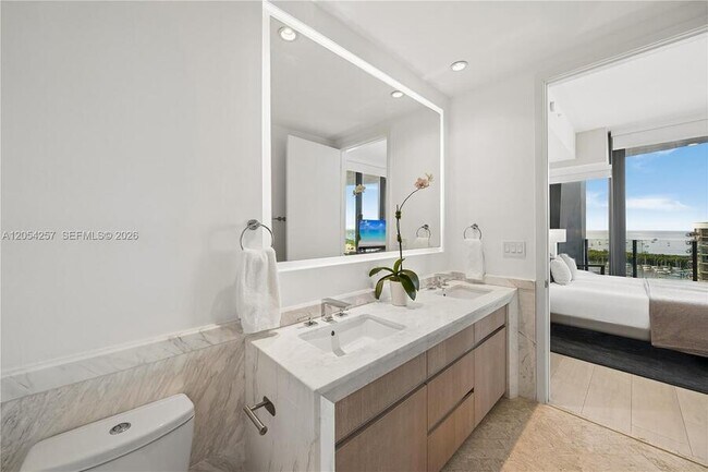 Building Photo - 2831 S Bayshore Dr