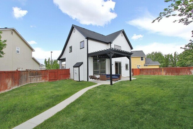 Building Photo - Adorable Craftsman Style Home