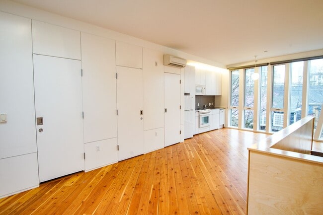 Building Photo - Modern Design Live/Work Townhouse in NW Portland!