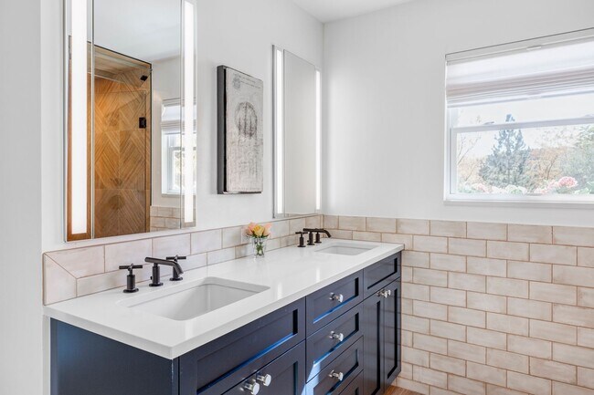 Building Photo - Modern 2 BDR Retreat: Serene Backyard