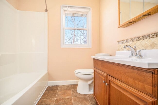 Building Photo - Modern 3BR Duplex – Just $1450! Security Deposit Alternative Available!