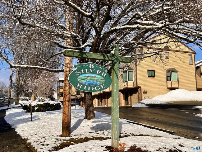 Building Photo - 8 Oakwood Ave