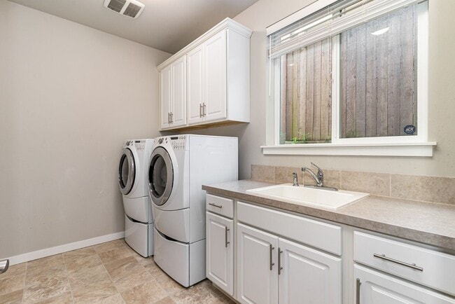 Building Photo - Beautiful home in Monroe available 9/15