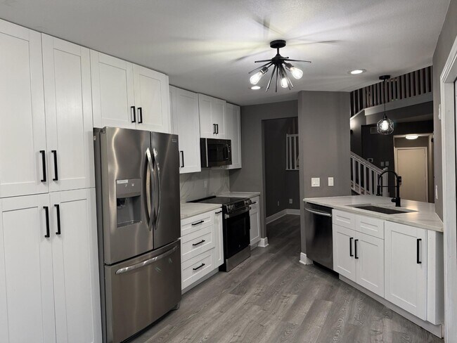 Building Photo - 9400 Doliver Dr