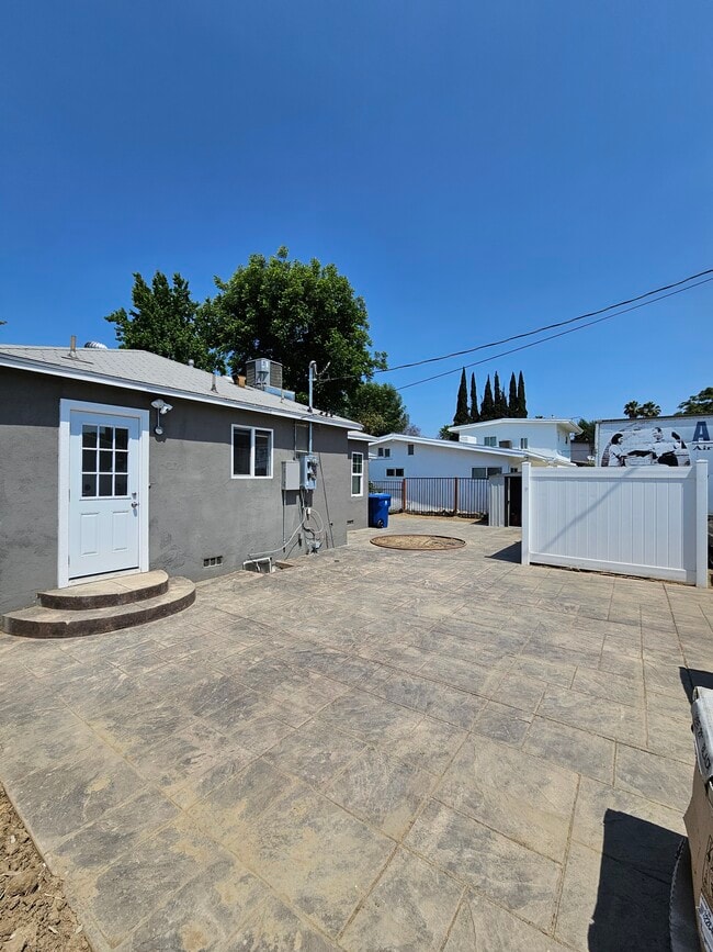 Building Photo - 7044 Yarmouth Ave