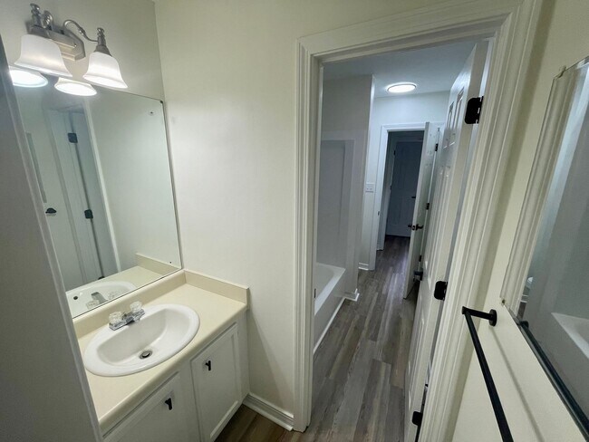 Building Photo - 2 Bed 1 Bath Townhome Available in NE Jack...