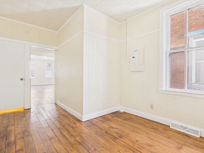 Building Photo - Large 4 Bedroom Single Family on Reily St.