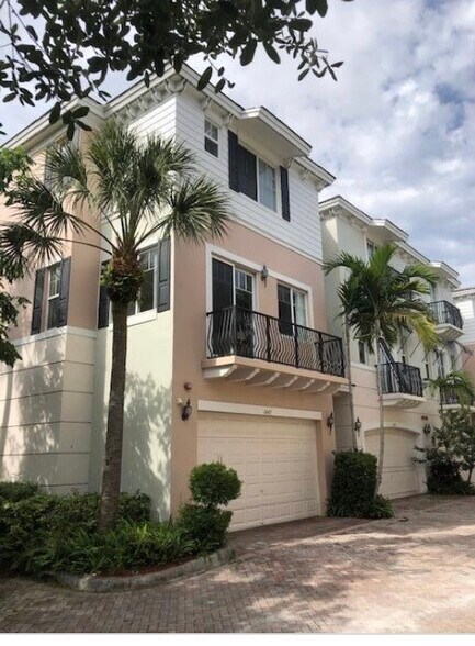 Building Photo - 3847 NW 5th Ter