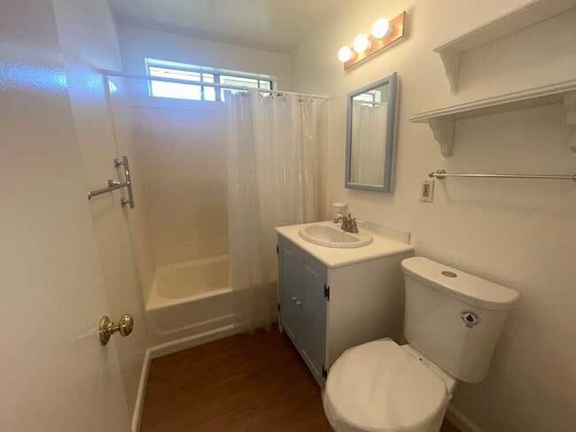Building Photo - 4 Bed / 2 Bath Home for Rent in Huntington Beach